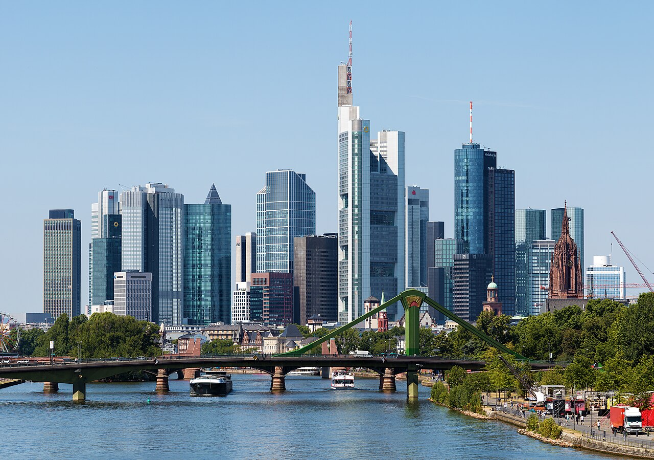 Frankfurter Skyline mit Bankenhochhäusern bei Tag